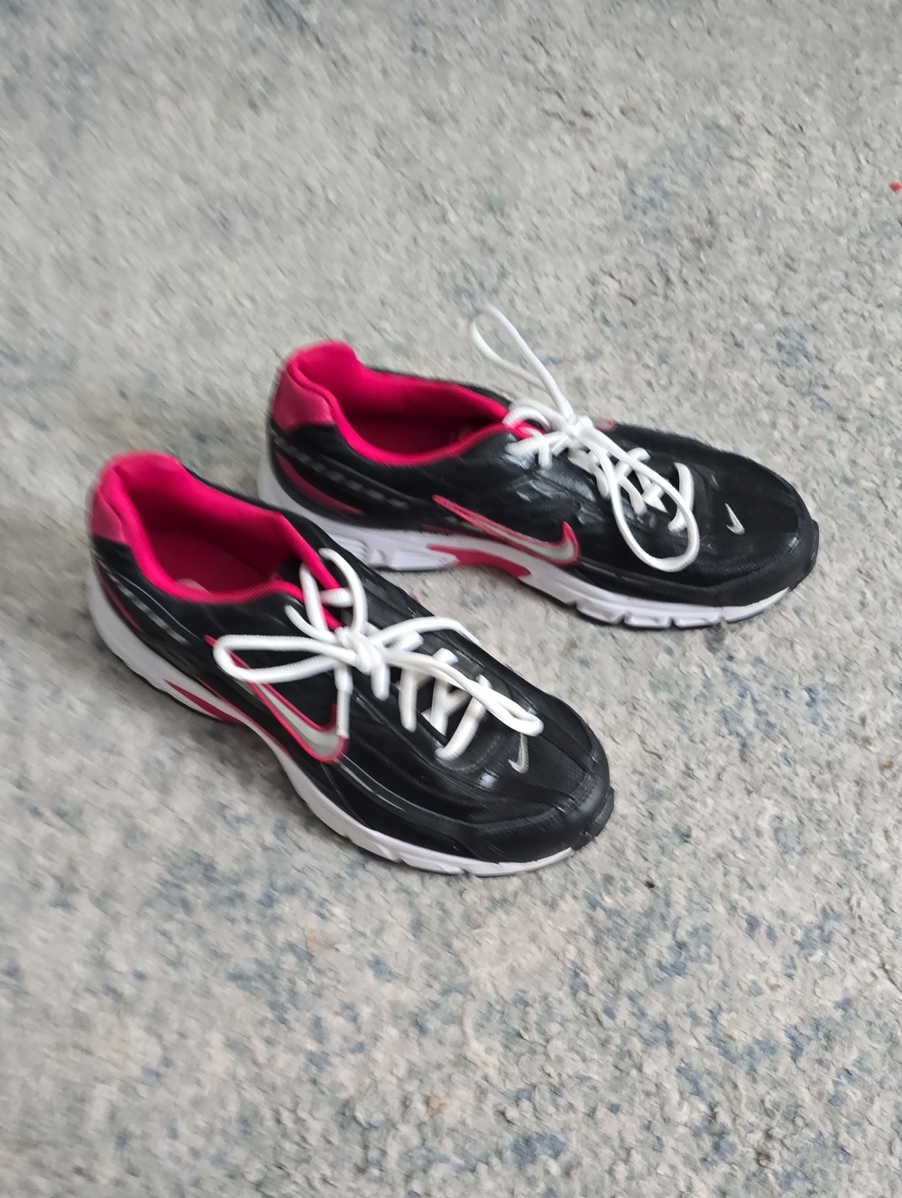 Nike Women’s Black and Pink Athletic Sneakers
